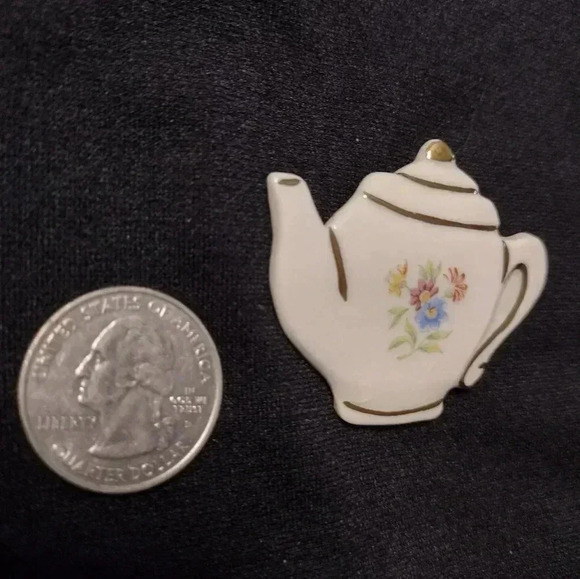 Teapot gold tone brooch - Picture 3 of 5